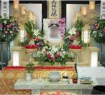 白木4段祭壇（家族葬向き）